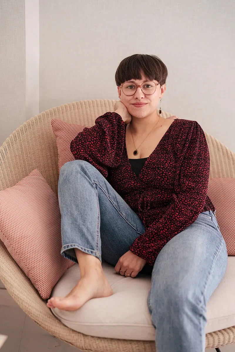 Personne assise sur un fauteuil