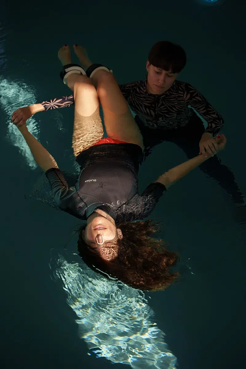 Personne flottant dans une piscine