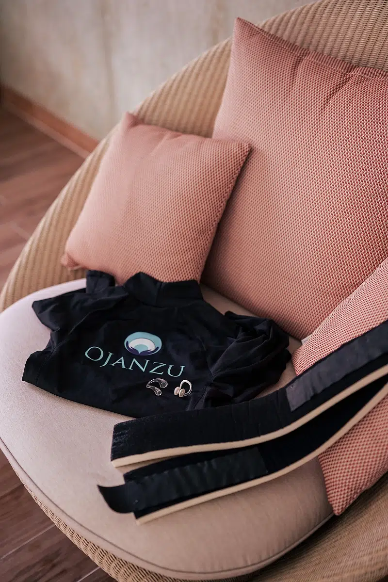 T-shirt OJanzu sur fauteuil avec coussins