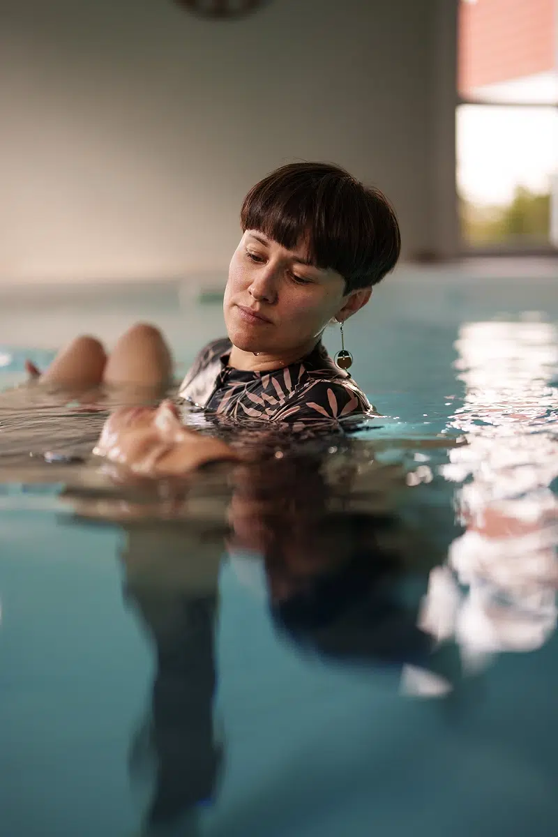 Femme dans une piscine intérieure