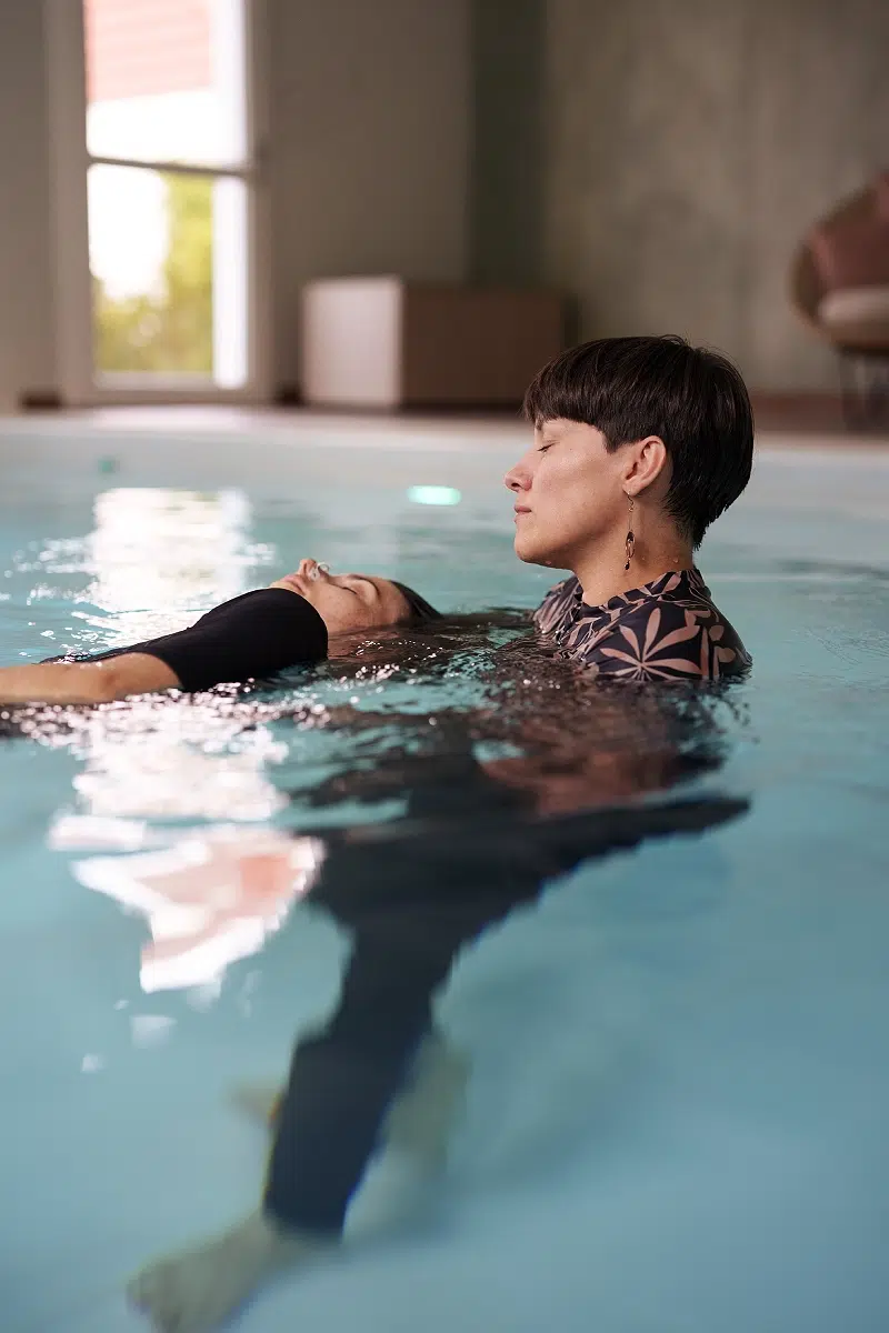 Personnes dans une piscine intérieure